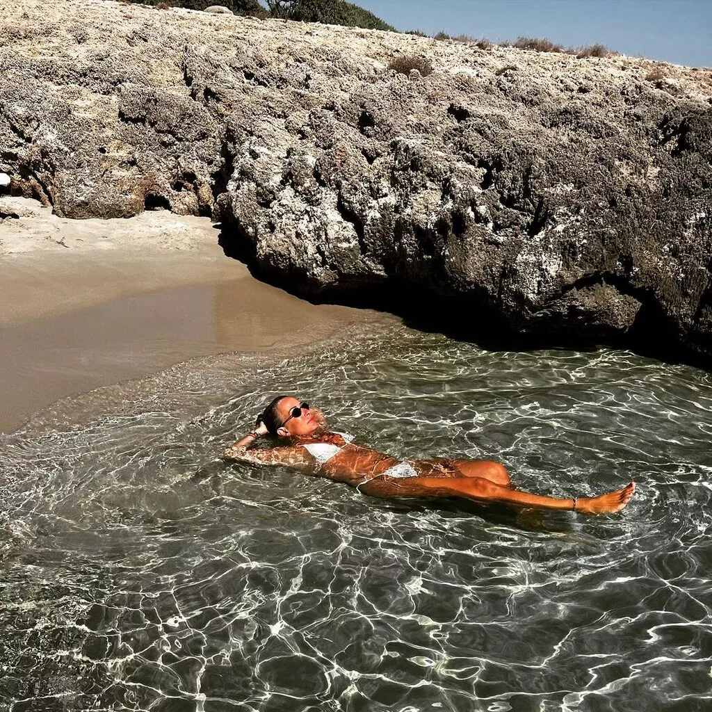 51 yaşındaki Saba Tümer'den bikinili poz! Yorum yağdı